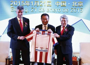 epa04572345 (L-R) Atletico Madrid CEO Miguel Angel Gil, Wanda Group Chairman Wang Jianlin and Atletico Madrid President Enrique Cerezo hold a team jersey during an agreement ceremony in Beijing, China, 21 January 2015. China's Wanda Group officially announced it has invested 45-million euro to acquire a 20 percent stake in Spanish soccer club Atletico Madrid.  EPA/ROLEX DELA PENA